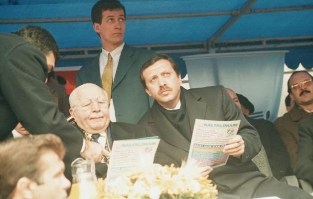 أردوغان في شبابه بجانب أستاذه نجم الدين أربكان